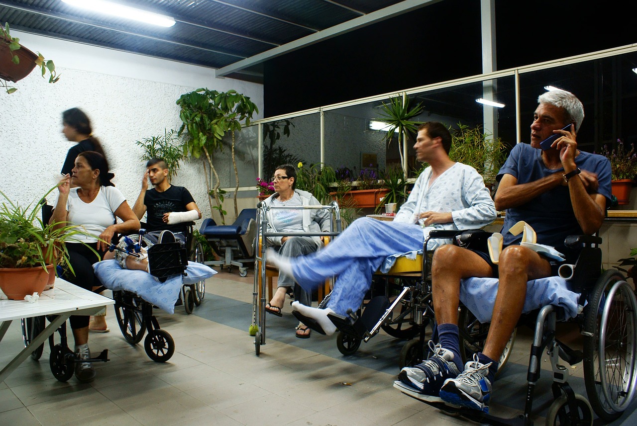 https://pixabay.com/de/photos/deaktiviert-rollstuhl-krankenhaus-72211/