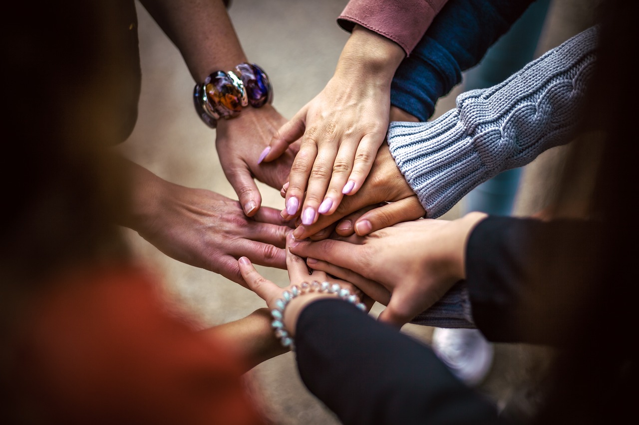 https://pixabay.com/de/photos/team-freundschaft-gruppe-h%C3%A4nde-4529717/